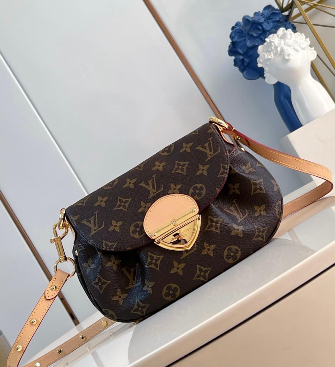 LOUIS VUITTON SHOULDER BAG